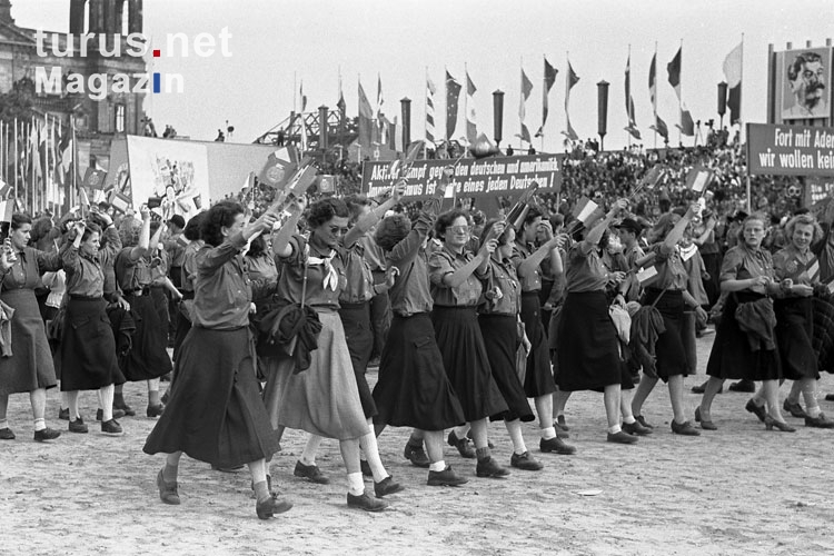 Foto: 1. Mai Kundgebung in der DDR, Ostberlin Anfang der 50er Jahre