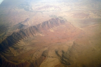 Blick auf die karge, trockene Berglandschaft von Afghanistan vom Flugzeug aus