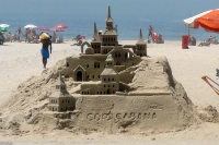 Sandburg am Strand von Copacabana in Rio de Janeiro