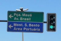 Wegweiser: Pça. Mauá, Avenida Brasil, Most. S. Bento, Área Portuária