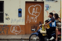 Familie auf dem Moped unterwegs, Iquitos im Amazonasgebiet von Peru