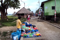 Straßenverkäufer in Santa Rosa im Amazonasgebiet von Peru