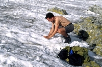 Waschen mit Schnee in der Bergen der Hohen Tatra