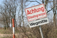 Achtung Staatsgrenze! Wegmitte! Grenze zwischen Österreich und Ungarn