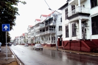 Straße in der Hauptstadt Paramaribo, Suriname