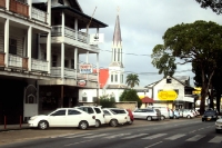 Straße in der Hauptstadt Paramaribo, Suriname