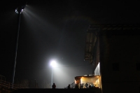 Haupttribüne des Bruno-Plache-Stadions in Leipzig bei Flutlicht