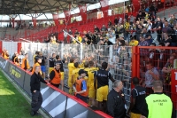 Spieler von Alemannia Aachen im Gespräch mit den enttäuschten Fans