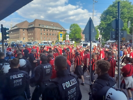 Leverkusen Fans auf dem Weg zum Ruhrstadion