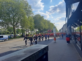 Leverkusen Fans auf dem Weg zum Ruhrstadion