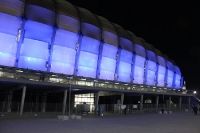 blau beleuchtete Außenfassade des Stadion Miejski in Poznan (Posen), Polen