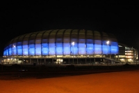 blau beleuchtete Außenfassade des Stadion Miejski in Poznan (Posen), Polen