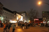 Rapid-Fans auf dem Hans-Albers-Platz in Hamburg