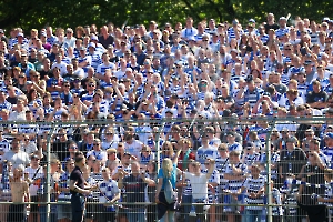 MSV Fans Support Gästekurve mit Wasser Abkühlung Rot Weiß Oberhausen - MSV Duisburg