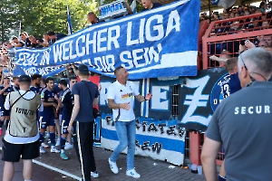 MSV Spieler und Trainer bedanken sich für Support bei Spiel in Oberhausen 