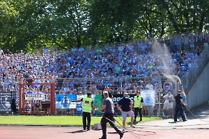 MSV Fans Support Gästekurve mit Wasser Abkühlung Rot Weiß Oberhausen - MSV Duisburg