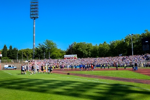 MSV Fans jubeln über Derbysieg in Oberhausen 