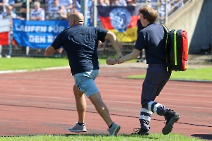 MSV Fanbetreuer zieht Sanitäter zu einem Notfall im Gästeblock RWO - MSV 