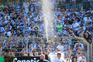 MSV Fans Support Gästekurve mit Wasser Abkühlung Rot Weiß Oberhausen - MSV Duisburg