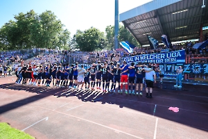 MSV Spieler und Fans jubeln über Derbysieg in Oberhausen 