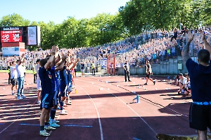 MSV Spieler und Fans jubeln über Derbysieg in Oberhausen 