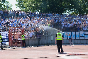 MSV Fans Support Gästekurve mit Wasser Abkühlung Rot Weiß Oberhausen - MSV Duisburg