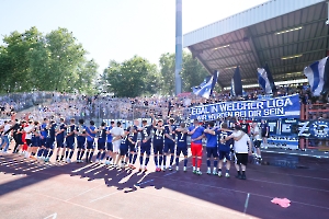 MSV Spieler und Fans jubeln über Derbysieg in Oberhausen 