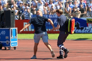 MSV Fanbetreuer zieht Sanitäter zu einem Notfall im Gästeblock RWO - MSV 