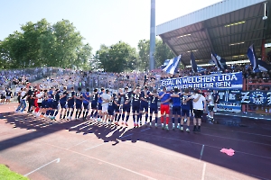 MSV Spieler und Fans jubeln über Derbysieg in Oberhausen 