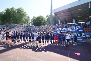 MSV Spieler und Fans jubeln über Derbysieg in Oberhausen 