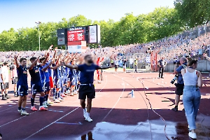 MSV Spieler und Fans jubeln über Derbysieg in Oberhausen 