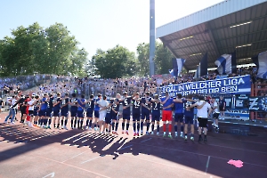 MSV Spieler und Fans jubeln über Derbysieg in Oberhausen 