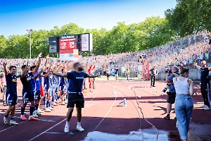 MSV Spieler und Fans jubeln über Derbysieg in Oberhausen 