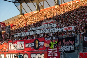 Spruchband zu Trikotfarbe Rot-Weiss Essen vs. Viktoria Köln Spielfotos 09.08.2022