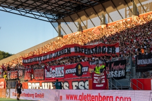 Alles gute zu 10 Jahren Hafensänger Rot-Weiss Essen vs. Viktoria Köln Spielfotos 09.08.2022