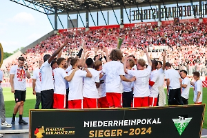 Siegerehrung Rot-Weiss Essen Niederrheinpokal Sieger 2024 
