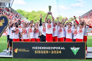 Siegerehrung Rot-Weiss Essen Niederrheinpokal Sieger 2024 