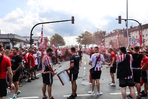 Fanmarsch Rot-Weiss Essen Fans vor Pokalspiel gegen Leipzig