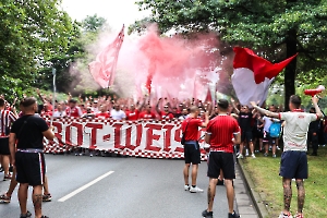 Fanmarsch Rot-Weiss Essen Fans vor Pokalspiel gegen Leipzig