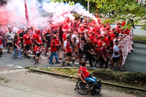 Pyro beim Fanmarsch Rot-Weiss Essen Fans vor Pokalspiel gegen Leipzig