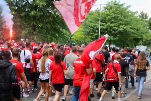 Fanmarsch Rot-Weiss Essen Fans vor Pokalspiel gegen Leipzig