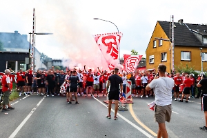 Fanmarsch Rot-Weiss Essen Fans vor Pokalspiel gegen Leipzig