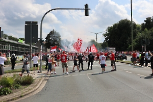 Fanmarsch Rot-Weiss Essen Fans vor Pokalspiel gegen Leipzig