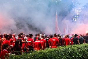 Pyro beim Fanmarsch Rot-Weiss Essen Fans vor Pokalspiel gegen Leipzig