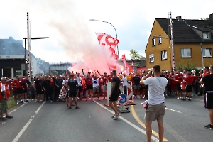 Fanmarsch Rot-Weiss Essen Fans vor Pokalspiel gegen Leipzig