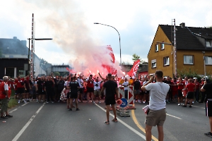 Fanmarsch Rot-Weiss Essen Fans vor Pokalspiel gegen Leipzig