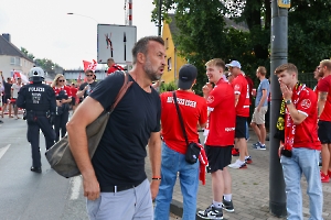 Christoph Dabrowski im Fanmarsch Rot-Weiss Essen Fans vor Pokalspiel gegen Leipzig