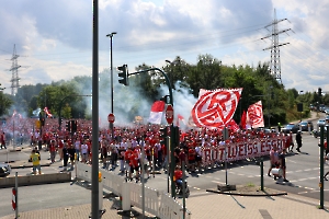 Fanmarsch Rot-Weiss Essen Fans vor Pokalspiel gegen Leipzig