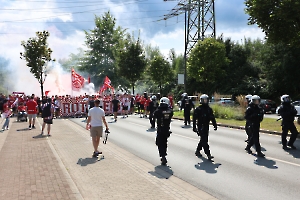 Fanmarsch Rot-Weiss Essen Fans vor Pokalspiel gegen Leipzig