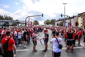 Fanmarsch Rot-Weiss Essen Fans vor Pokalspiel gegen Leipzig